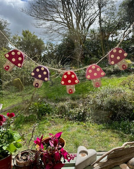 Bunting - Toadstool